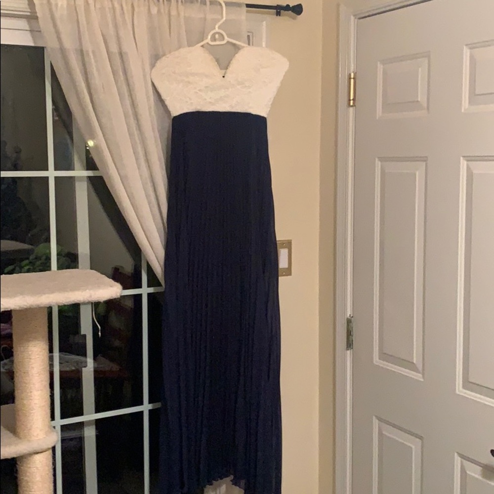 Long pleaded dress blue and white